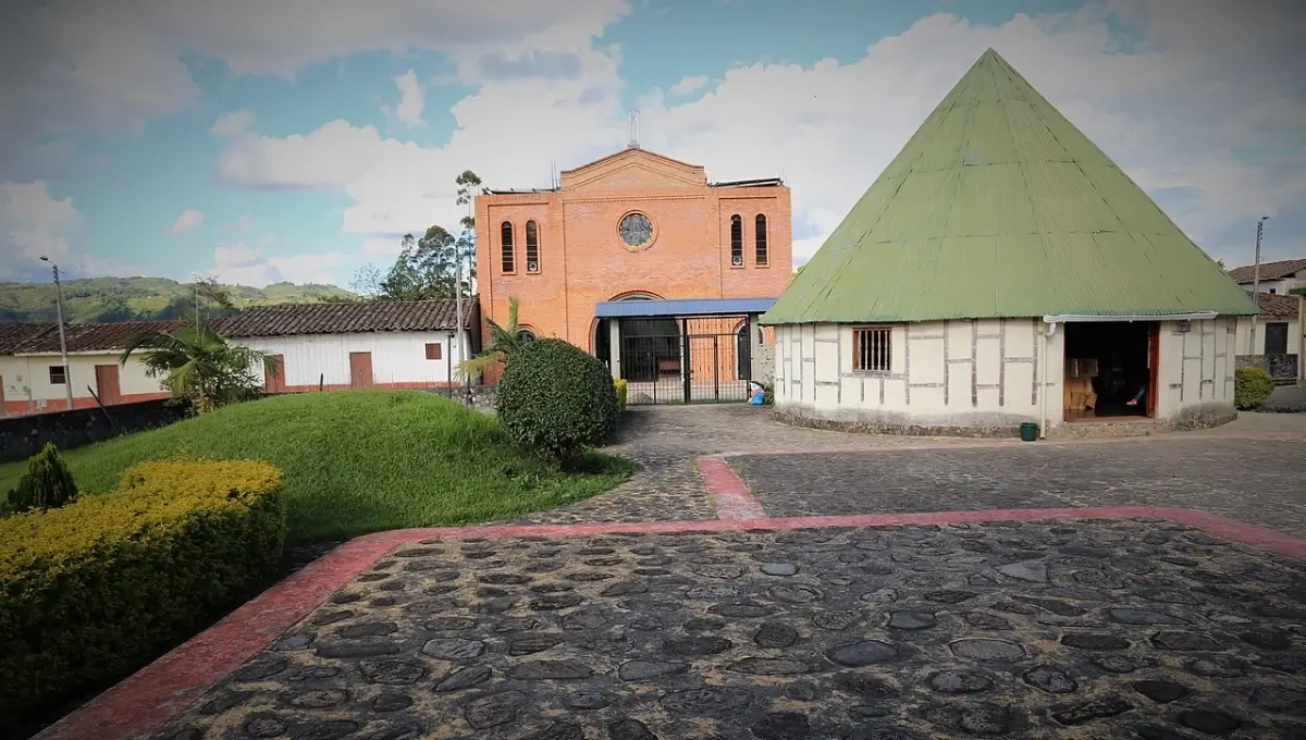 Foto de la plaza del museo de Obando en San Agustín Huila