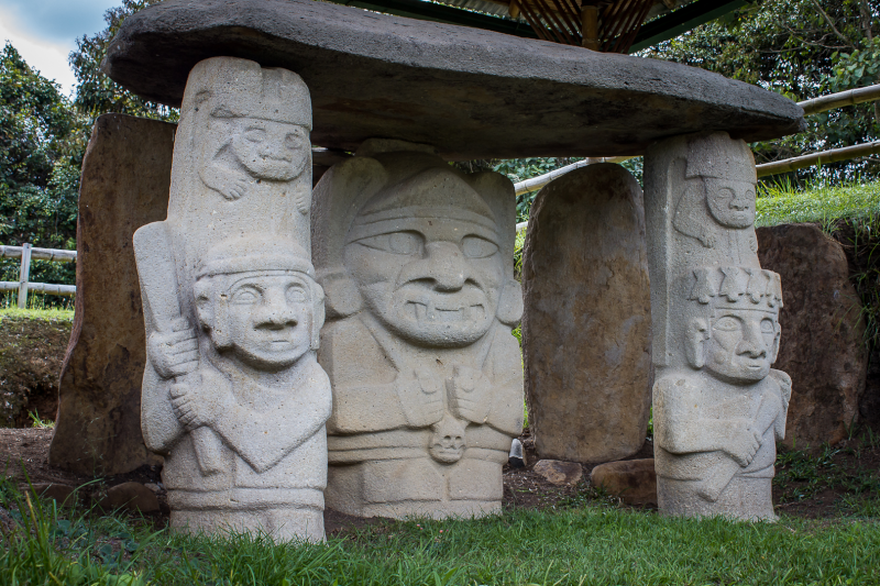 Estatuas formando una Mesita en el parque de San Agustín Huila